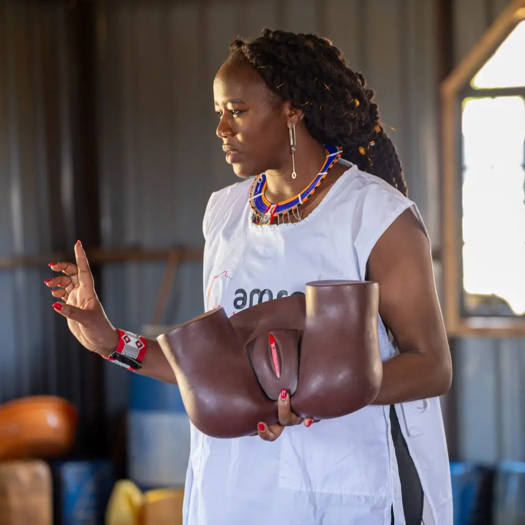 Cynthia Oningoi Simantoi holds an FGM/C awareness session using a dummy for demonstration with some of the women of Maparasha community. (c) Amref Health Africa/Esther Sweeney